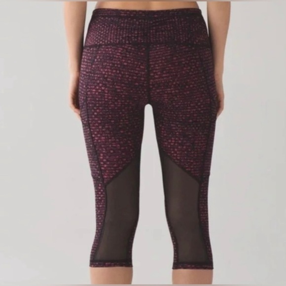Lululemon Mesh Outrun 17” Crop Leggings in Shatter Weave Dust Coral Plum / Black - Picture 3 of 10